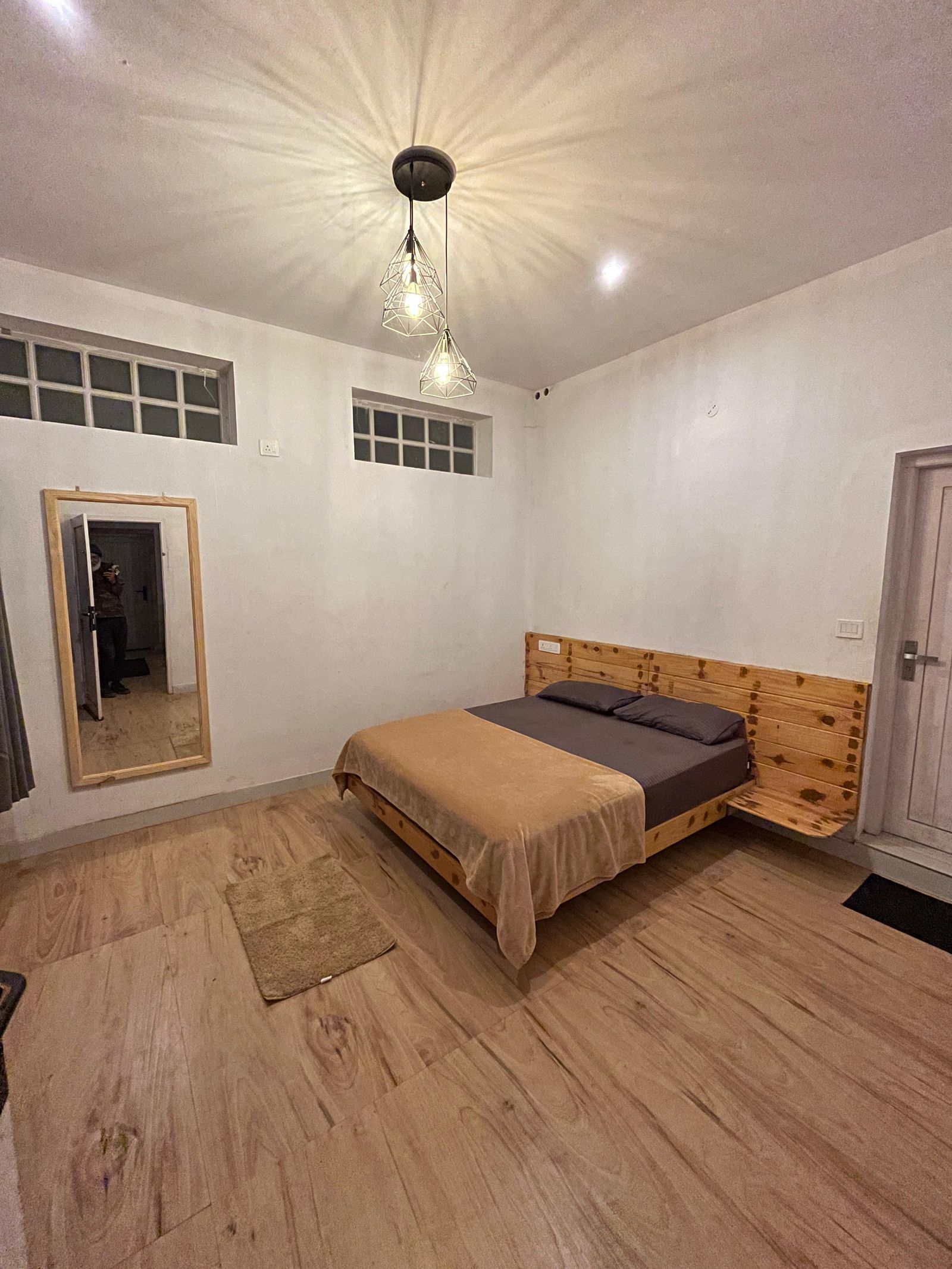 Bedroom with wooden bed at Chalet Villa